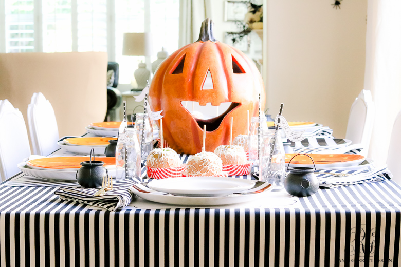 5-days-of-halloween-day-4-kids-black-and-white-halloween-table