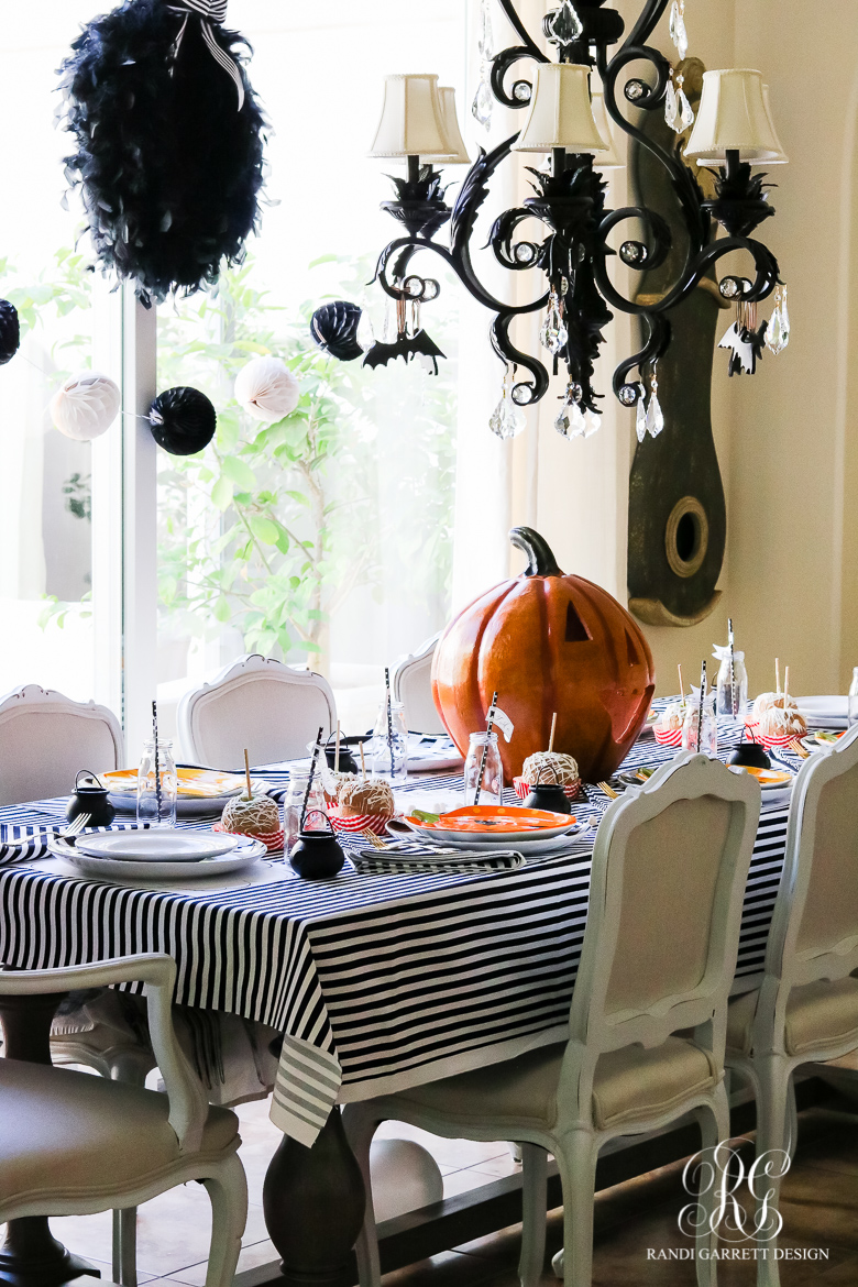 black-and-white-childrens-halloween-table