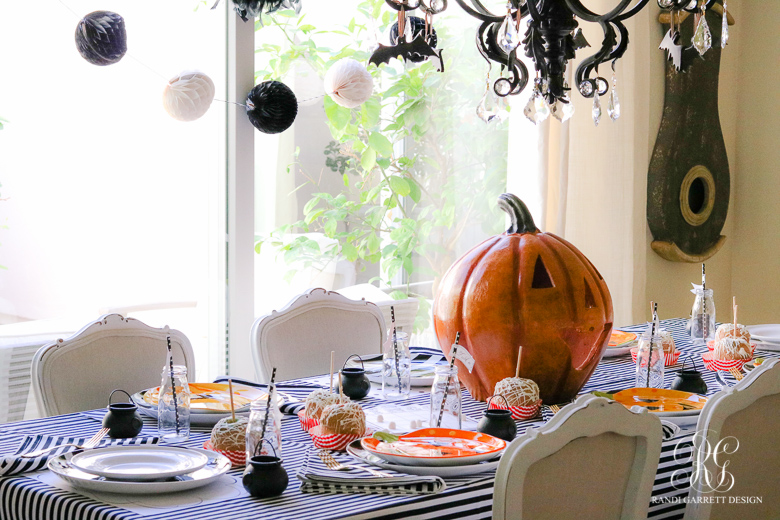 childrens-black-and-white-halloween-table