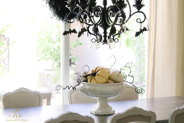elegant-halloween-table-centerpiece-in-white-urn