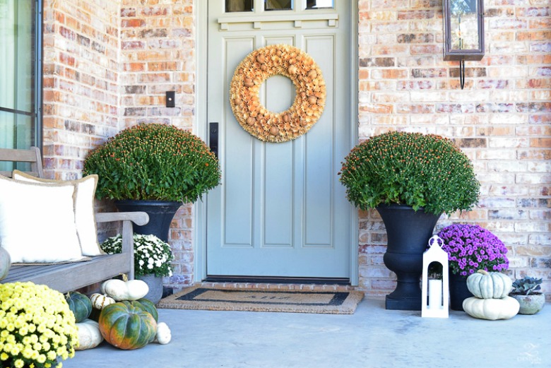 fall-front-porch-fall-flowers-mums-black-planters-mission-style-door-sherwin-williams-exterior-paint-color-mortor-washed-brick-o