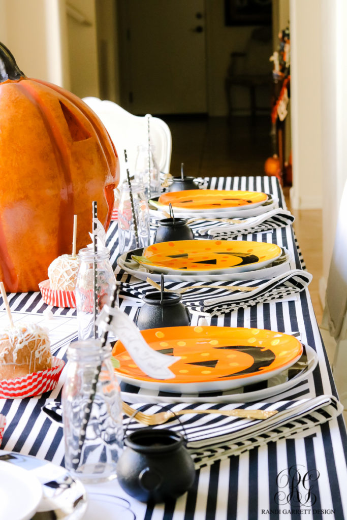 5 Days of Halloween - Day 4 Easy Black and White Kid's Halloween Table