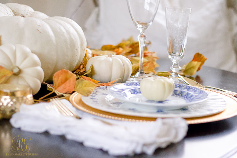 white-and-blue-thanksgiving-place-setting