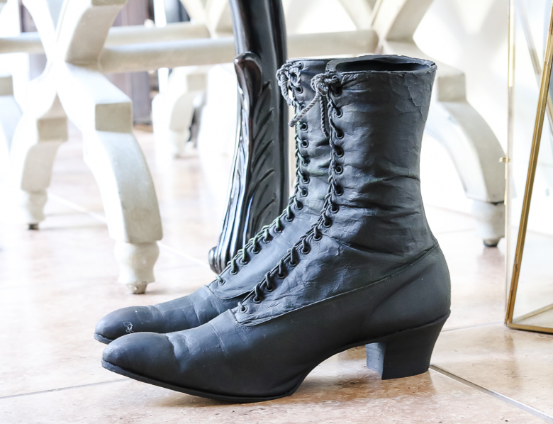 witches-boots-halloween-deocrations