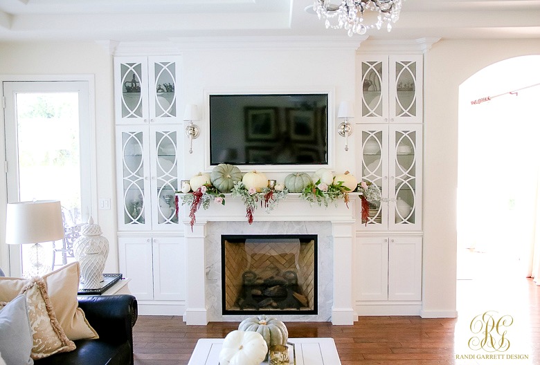 thanksgiving-mantel-pink-roses-white-pumpkins-heirloom-pumpkins