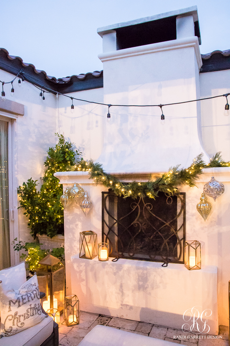 elegant-silver-and-gold-christmas-courtyard