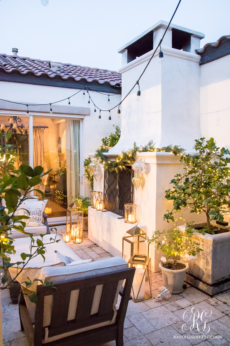 silver-and-gold-christmas-courtyard