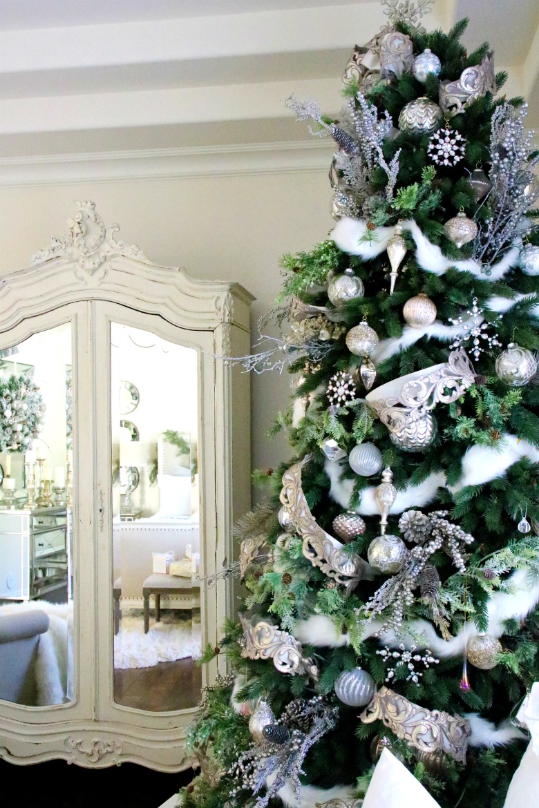snowy-romantic-christmas-tree