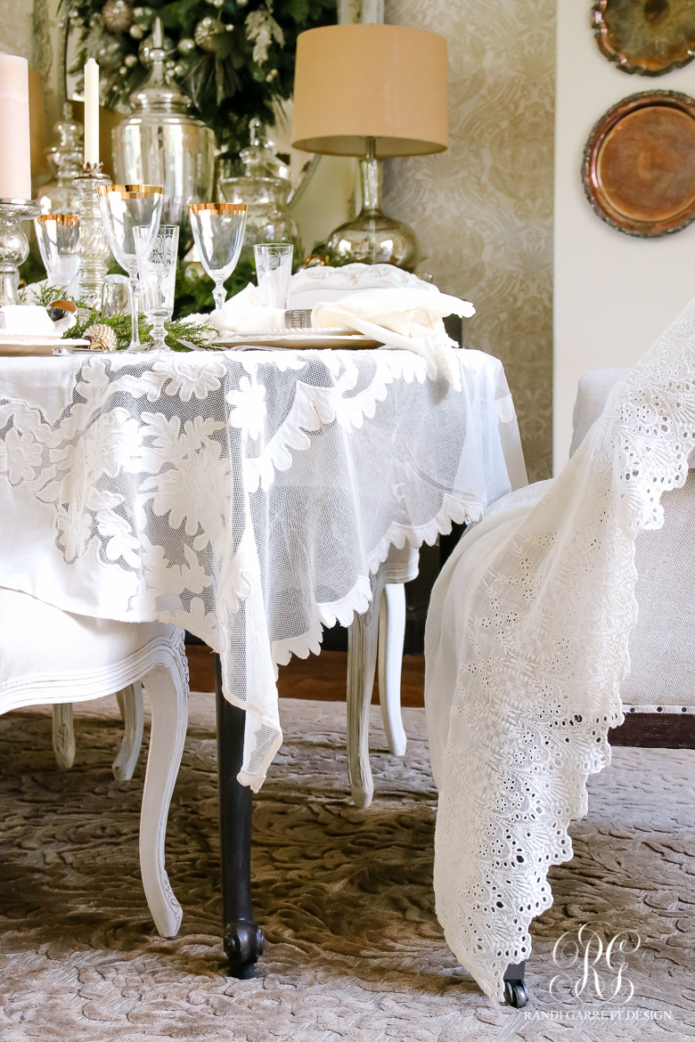 elegant-white-christmas-dining-room-linens-copy