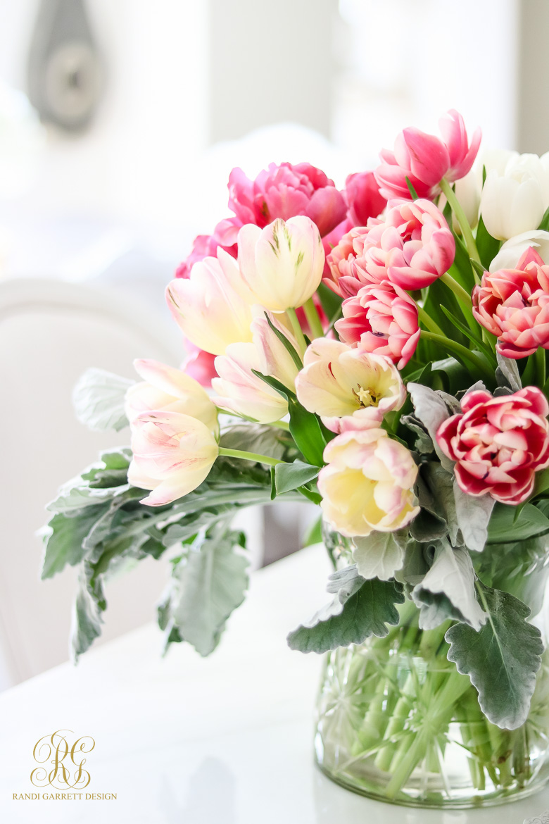 Beautiful Spring Entertaining Ideas with Fresh Flowers and Mini Bouquets