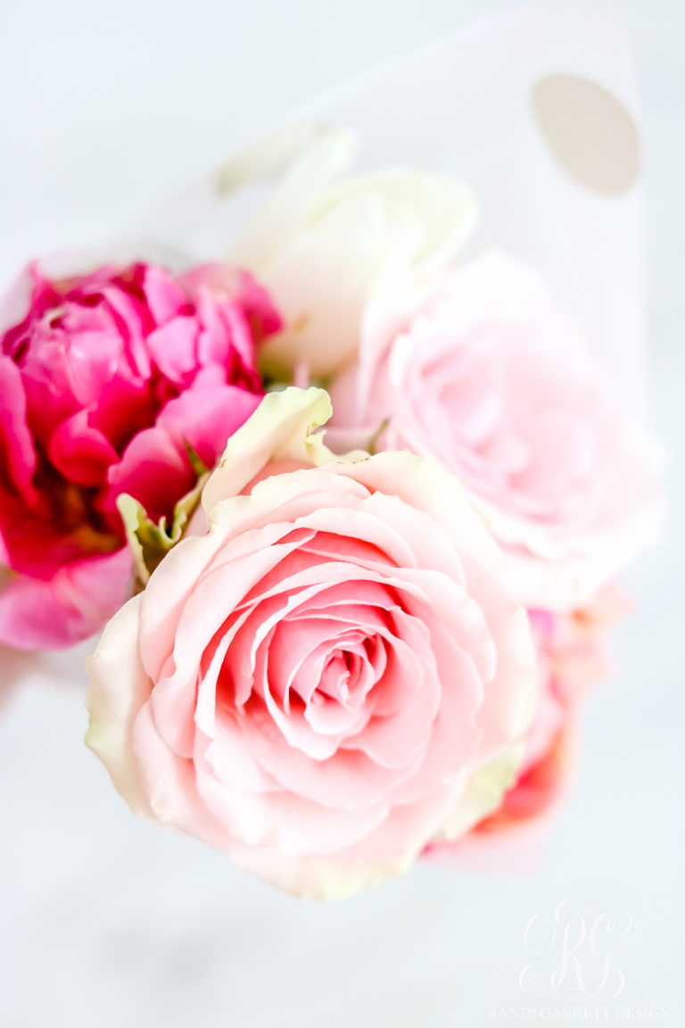 Beautiful Spring Entertaining Ideas with Fresh Flowers and Mini Bouquets