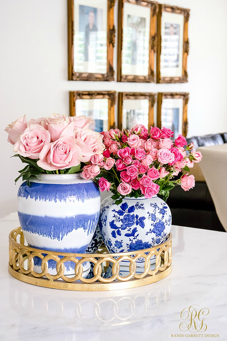 https://randigarrettdesign.com/wp-content/uploads/2017/08/Blue-white-ginger-jars-pink-roses-simple-summer-centerpiece.jpg