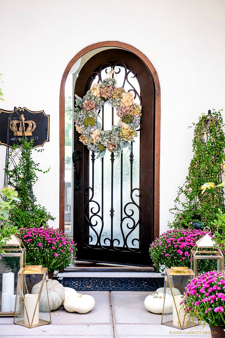 https://randigarrettdesign.com/wp-content/uploads/2017/09/Fabulous-Fall-front-porch-hydrangea-wreath.jpg