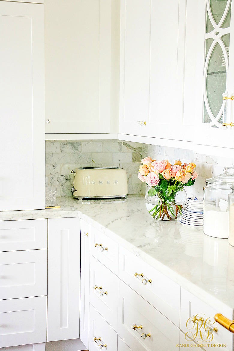 white kitchen - smeg toaster - fresh roses arrangement 