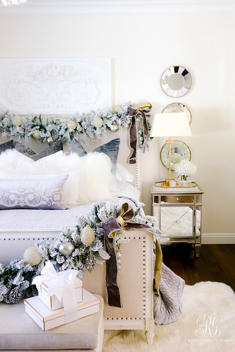 Gorgeous Christmas bedroom - tips to style your bed for Christmas 