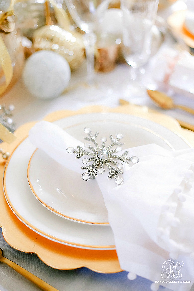 Elegant christmas table - silver and gold