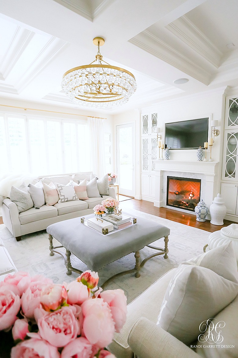 neutral family room - kid friendly spaces - spring decor ideas