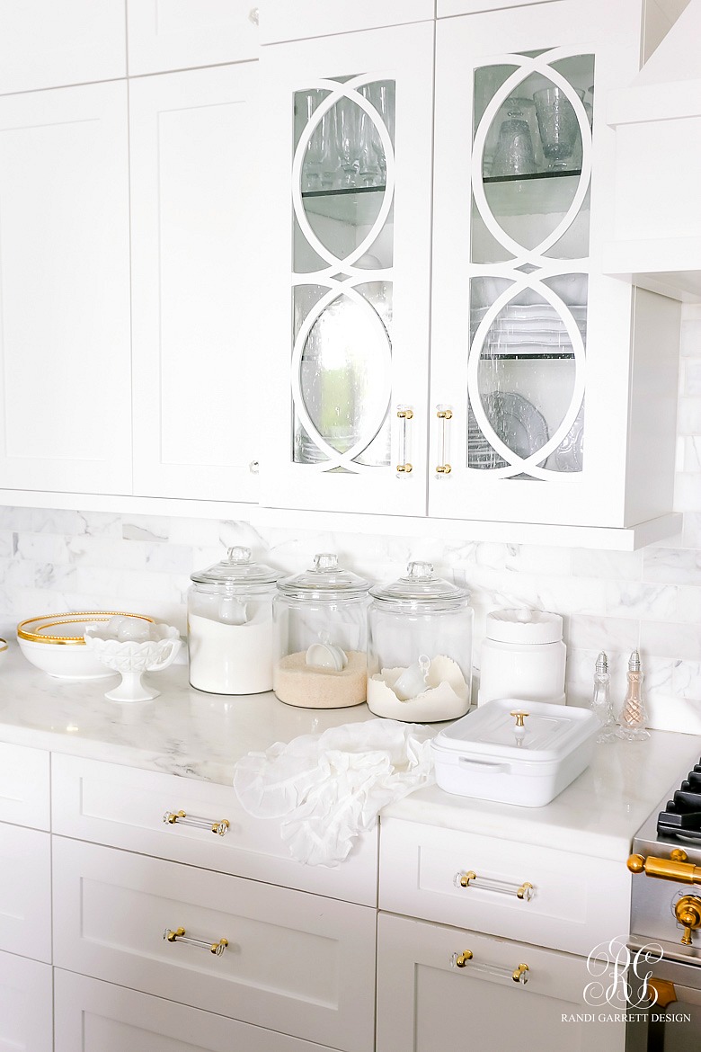 5 Must Have White Entertaining Essentials - white kitchen - marble countertops