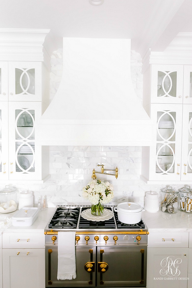 https://randigarrettdesign.com/wp-content/uploads/2019/08/5-Must-Have-White-Entertaining-Essentials-9.jpg