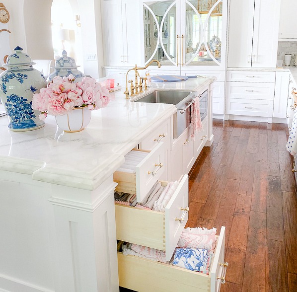 https://randigarrettdesign.com/wp-content/uploads/2020/02/preview-Kitchen-Drawer-Organizing-Tips-24.jpg