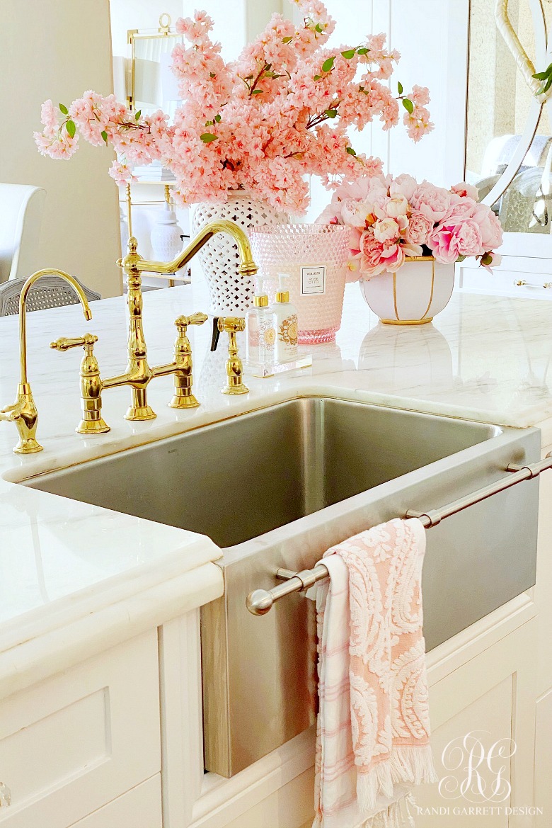 brass kitchen faucet - glam kitchen