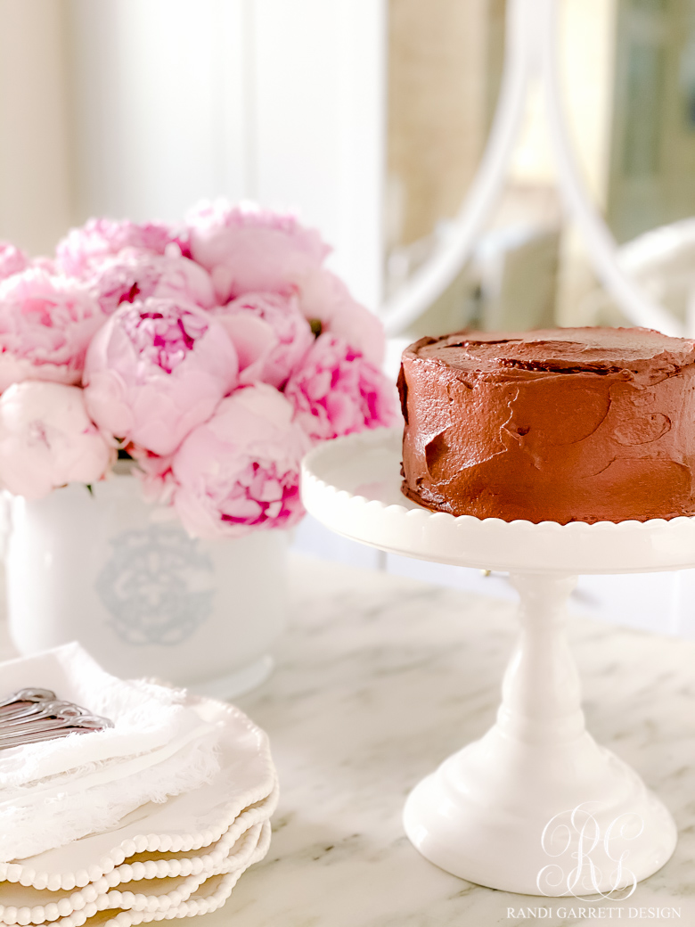 Ruffle Cake w/ Chocolate Dipped Strawberries (6