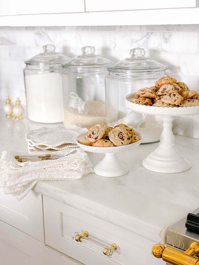 white cake stands