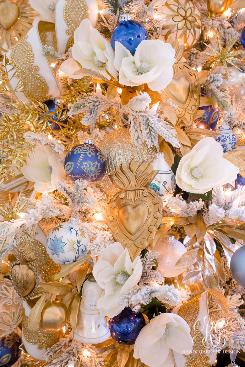 Elegant Blue, White and Gold Christmas Tree