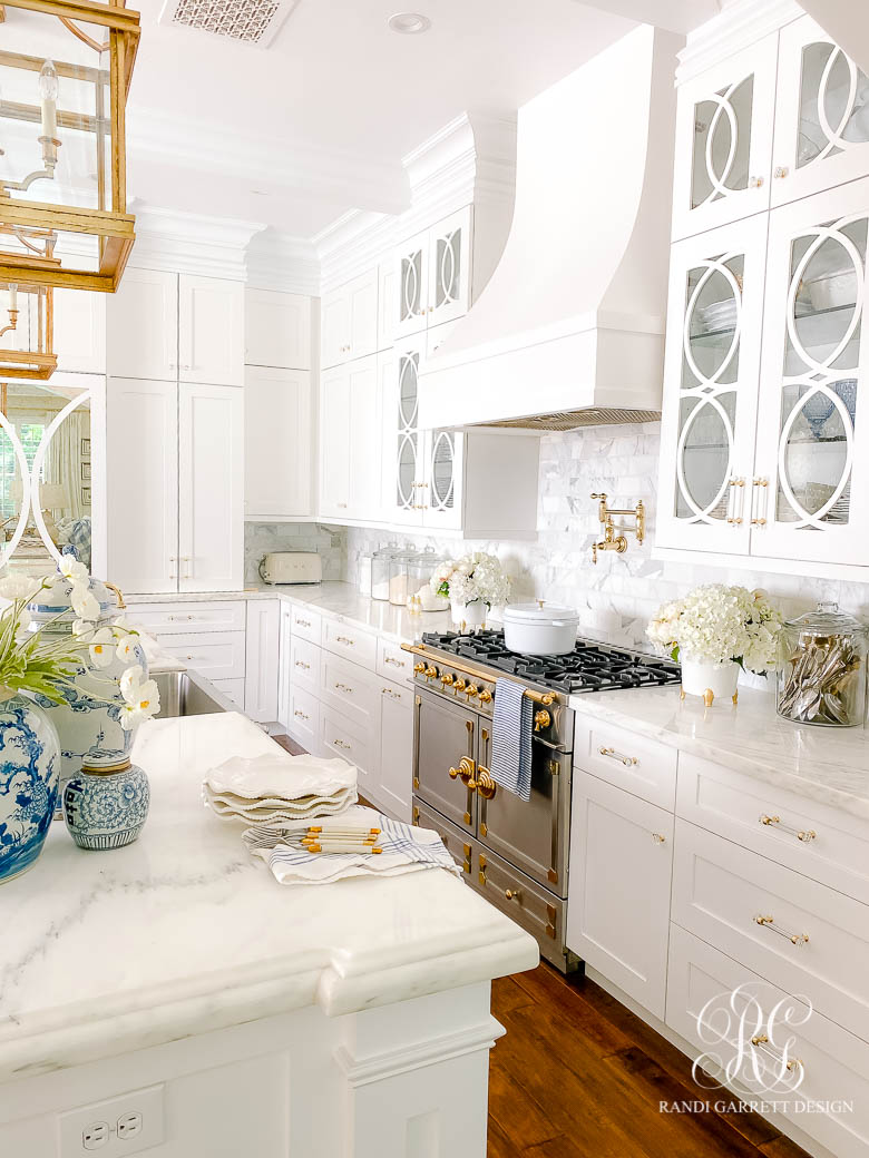 white traditional kitchen 