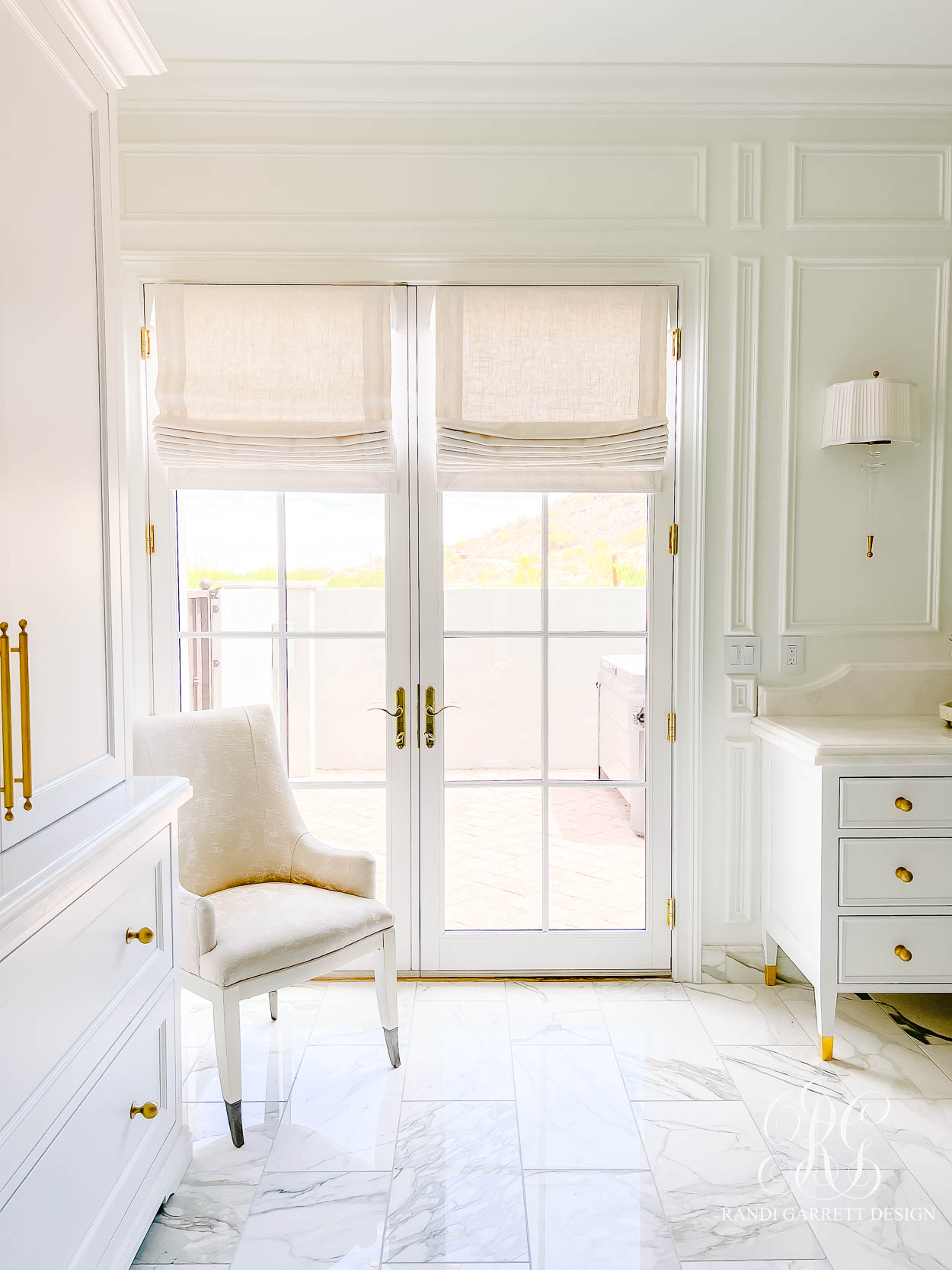 bathroom with wainscoting 