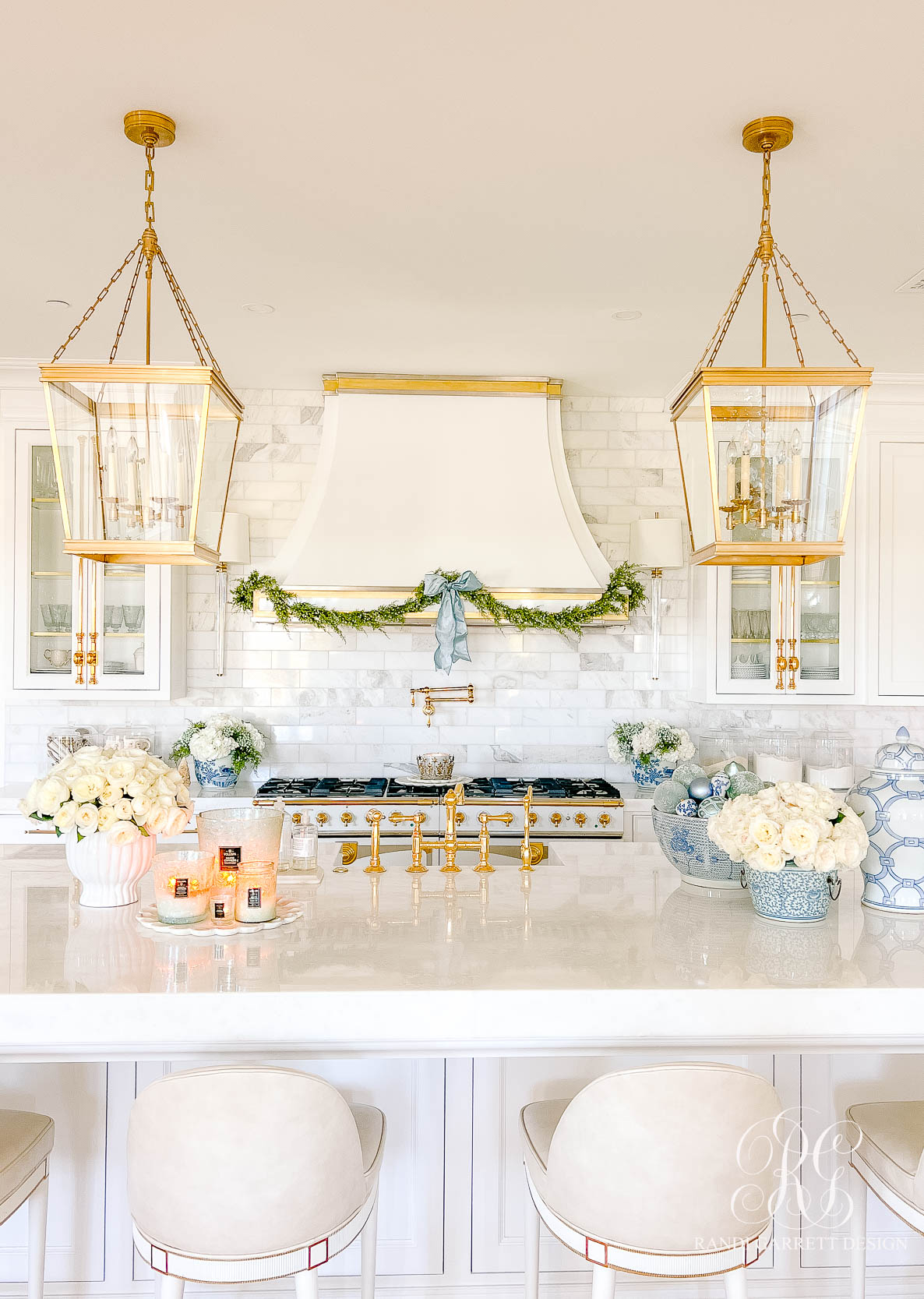 CHRISTMAS KITCHEN DECOR IN BLUE AND GOLD