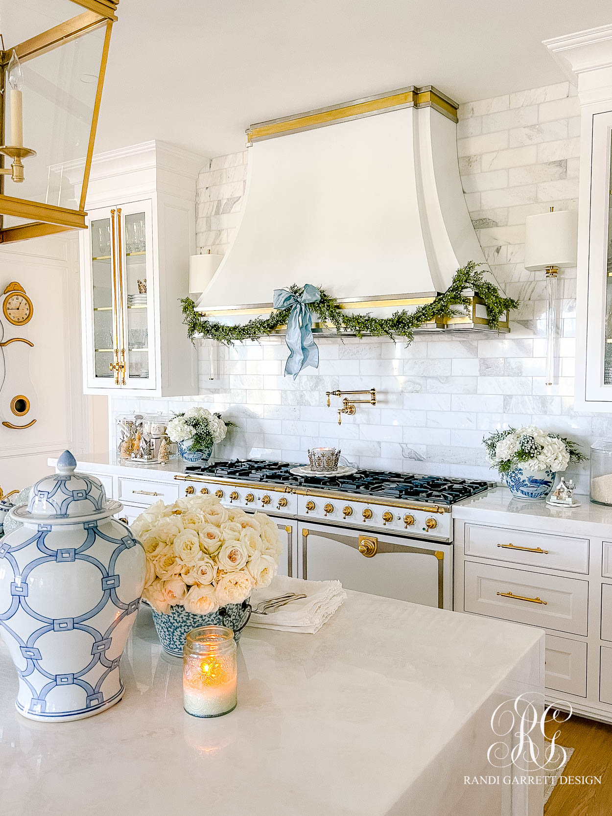 CHRISTMAS KITCHEN DECOR IN BLUE AND GOLD