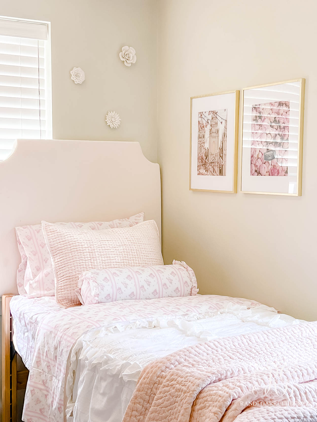  Chic Dorm Room pink bedroom