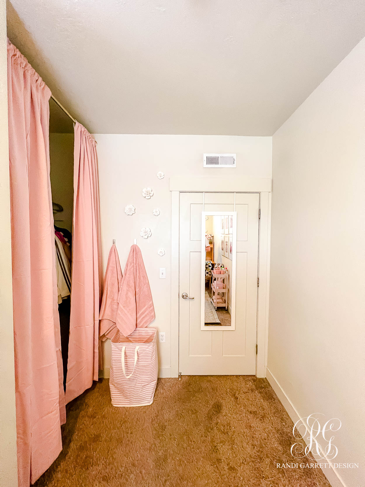  Chic Dorm Room pink bedroom