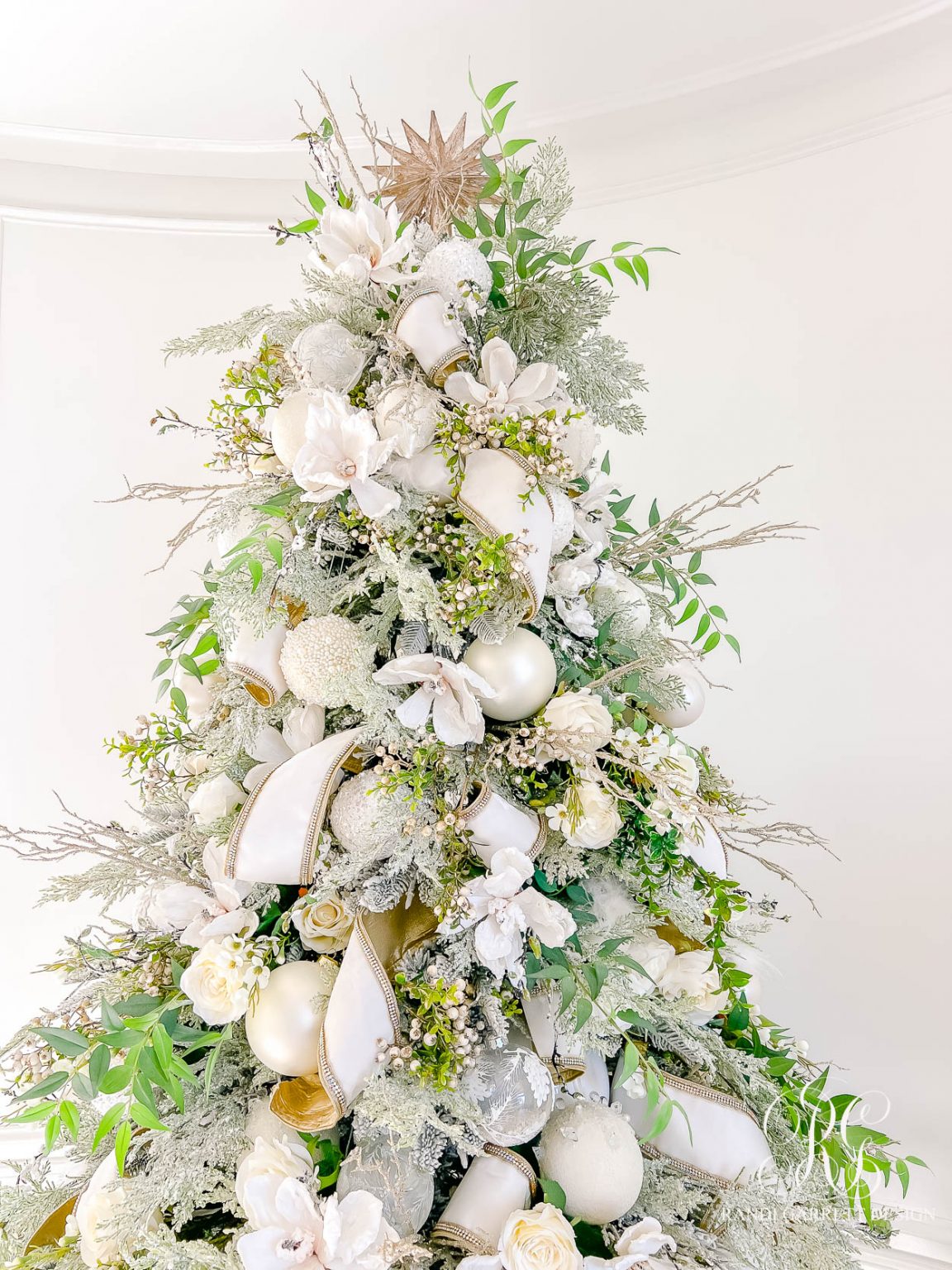 The Wren's Elegant Christmas Entry - Randi Garrett Design