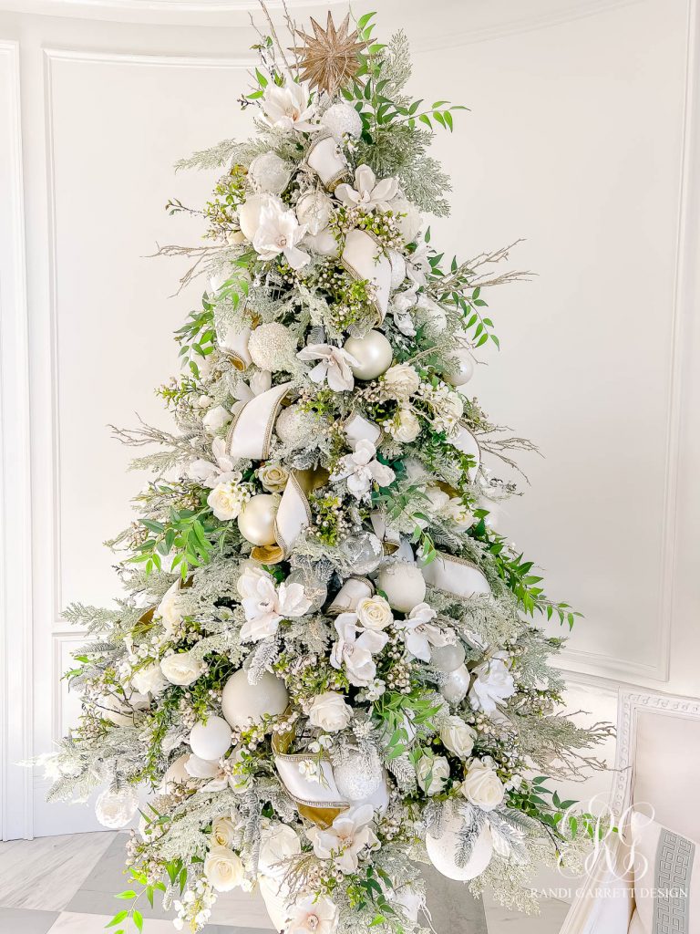 The Wren's Elegant Christmas Entry - Randi Garrett Design