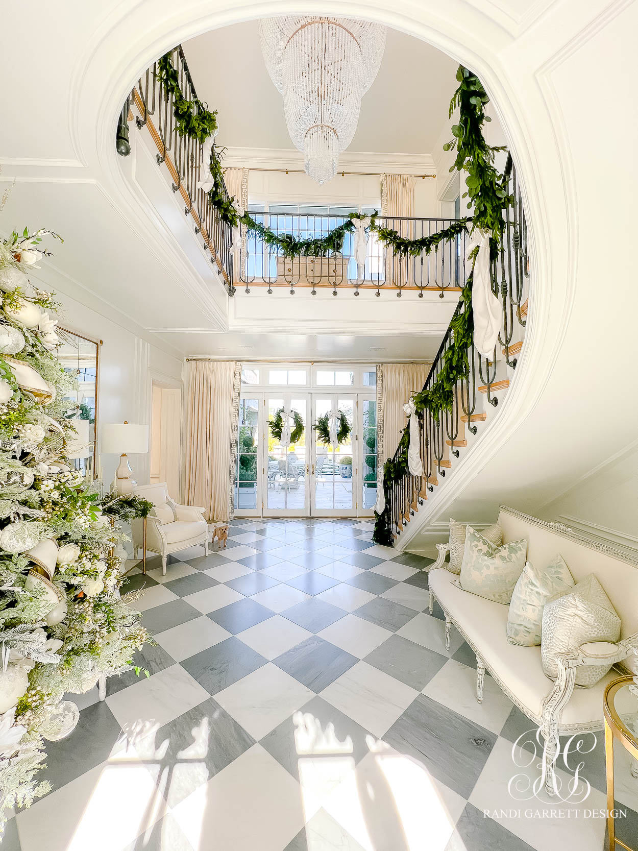 The Wren's Elegant Christmas Entry