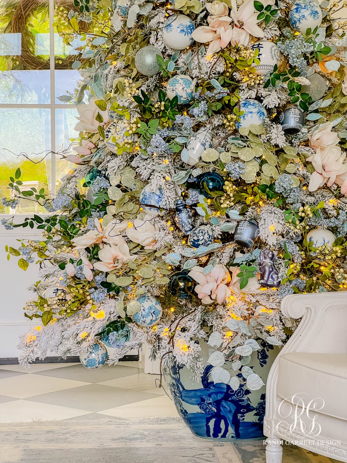 A Chinoiserie Christmas Welcome: Our Festive Entryway - Randi Garrett ...