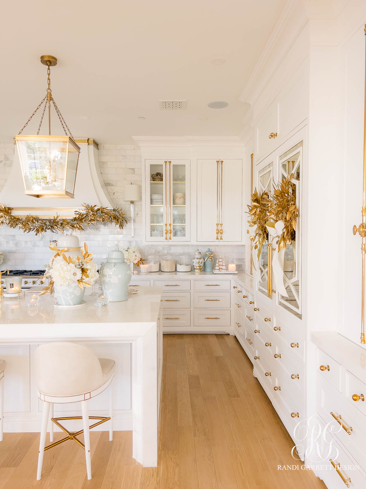 A White and Gold Christmas Kitchen That Shines with Holiday Elegance