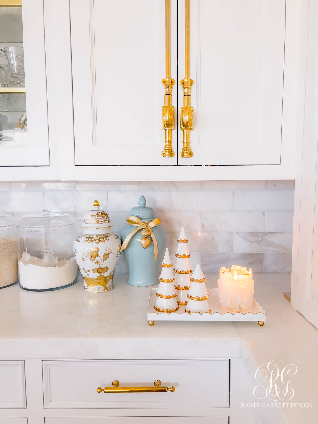 A White and Gold Christmas Kitchen That Shines with Holiday Elegance