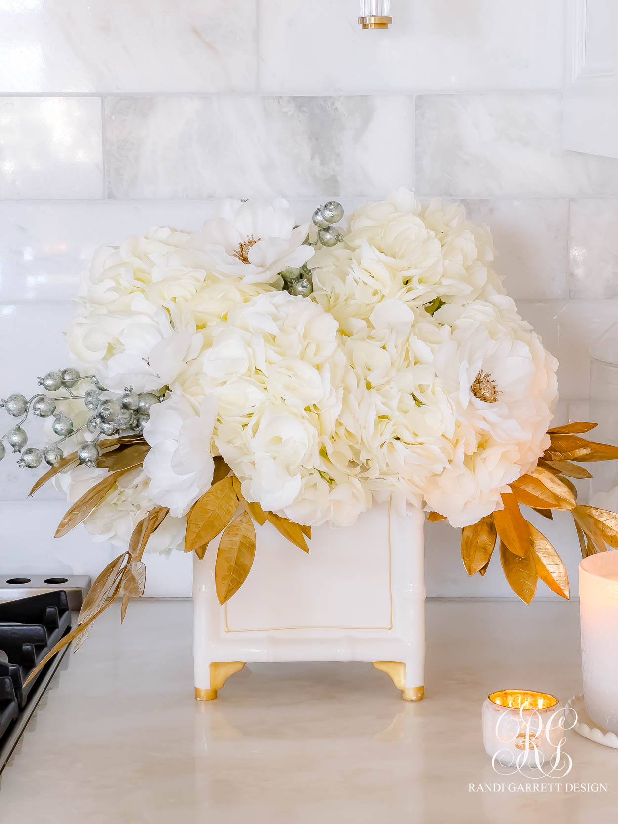 A White and Gold Christmas Kitchen That Shines with Holiday Elegance