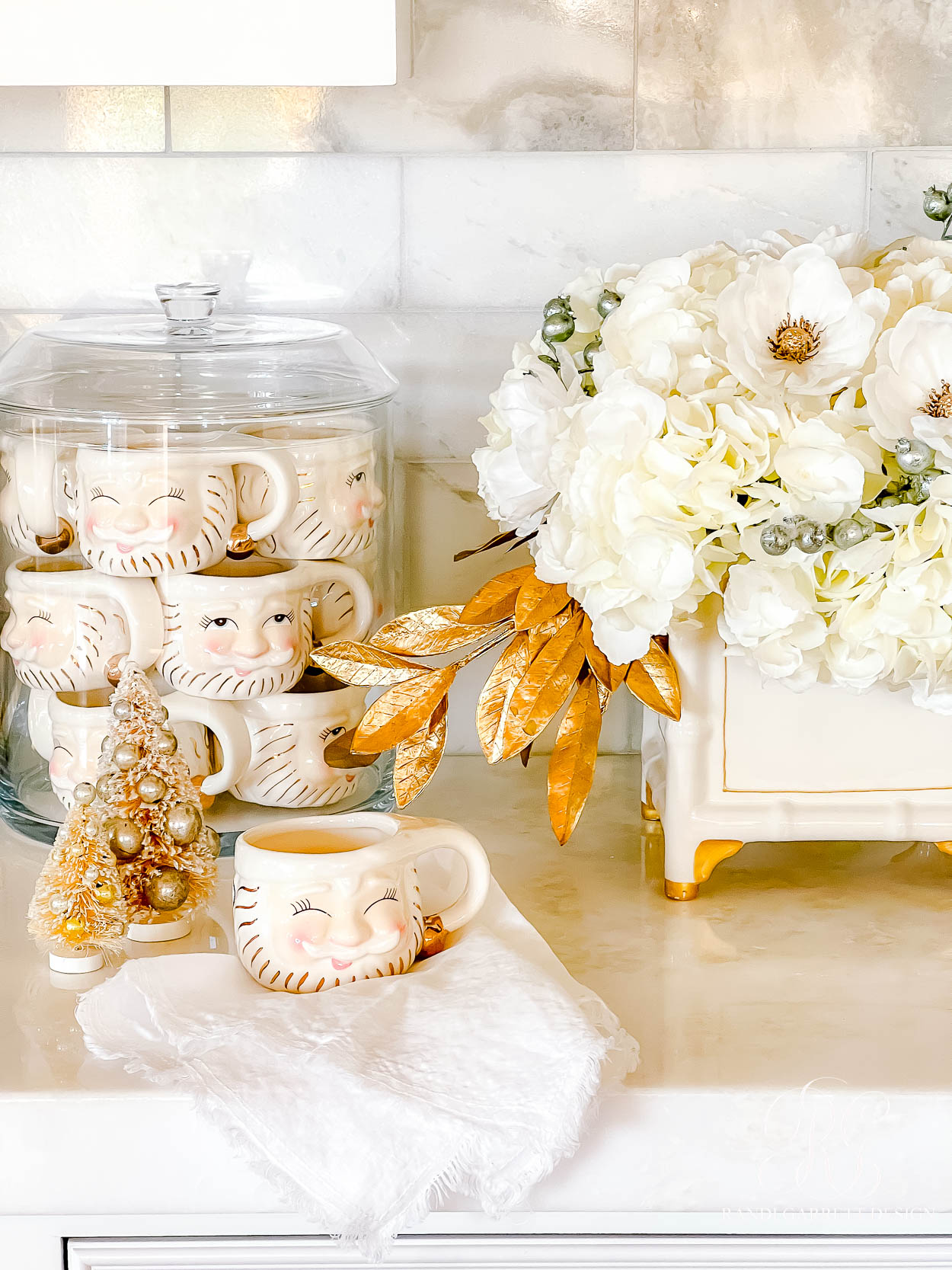 A White and Gold Christmas Kitchen That Shines with Holiday Elegance