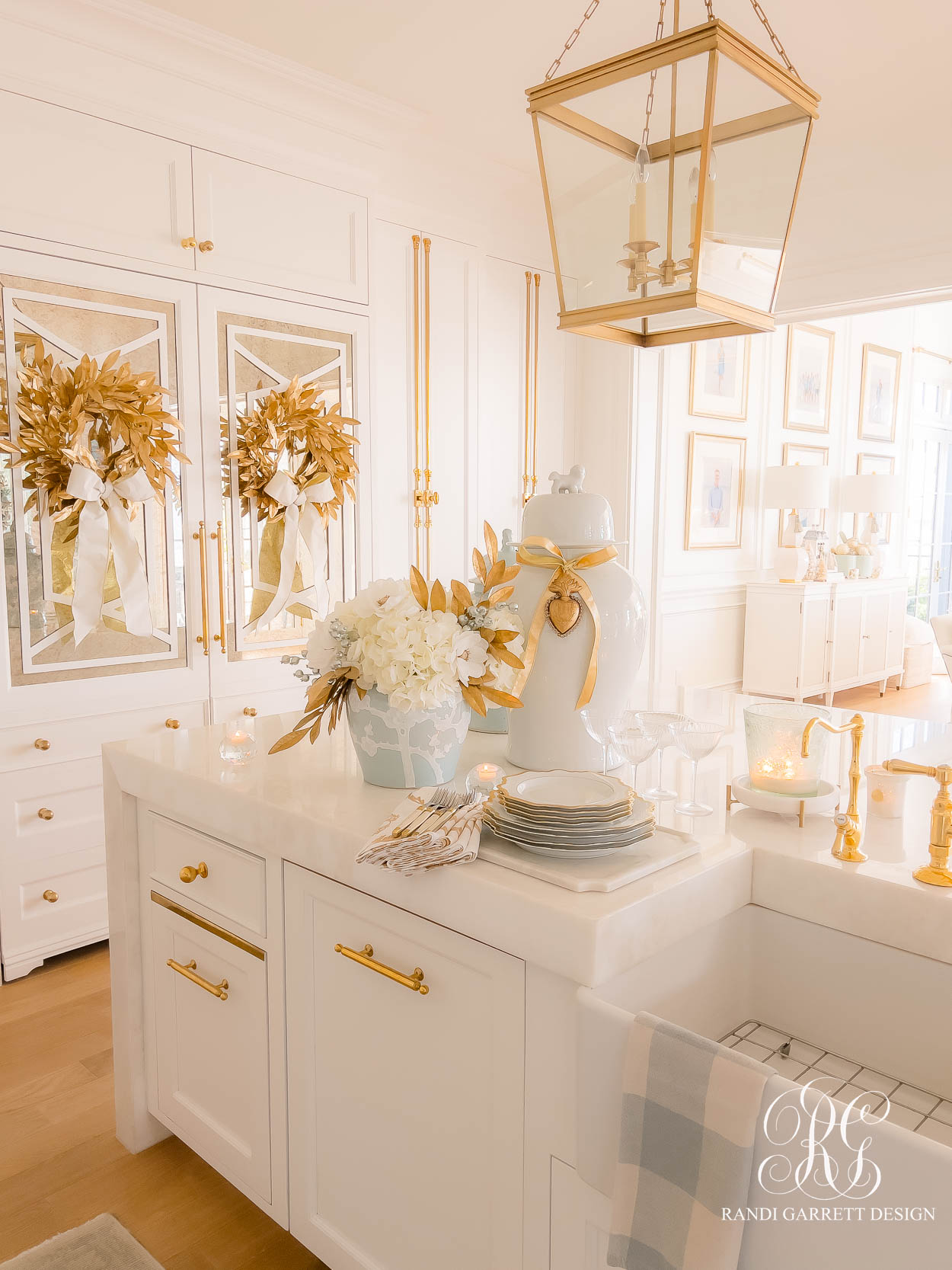 A White and Gold Christmas Kitchen That Shines with Holiday Elegance