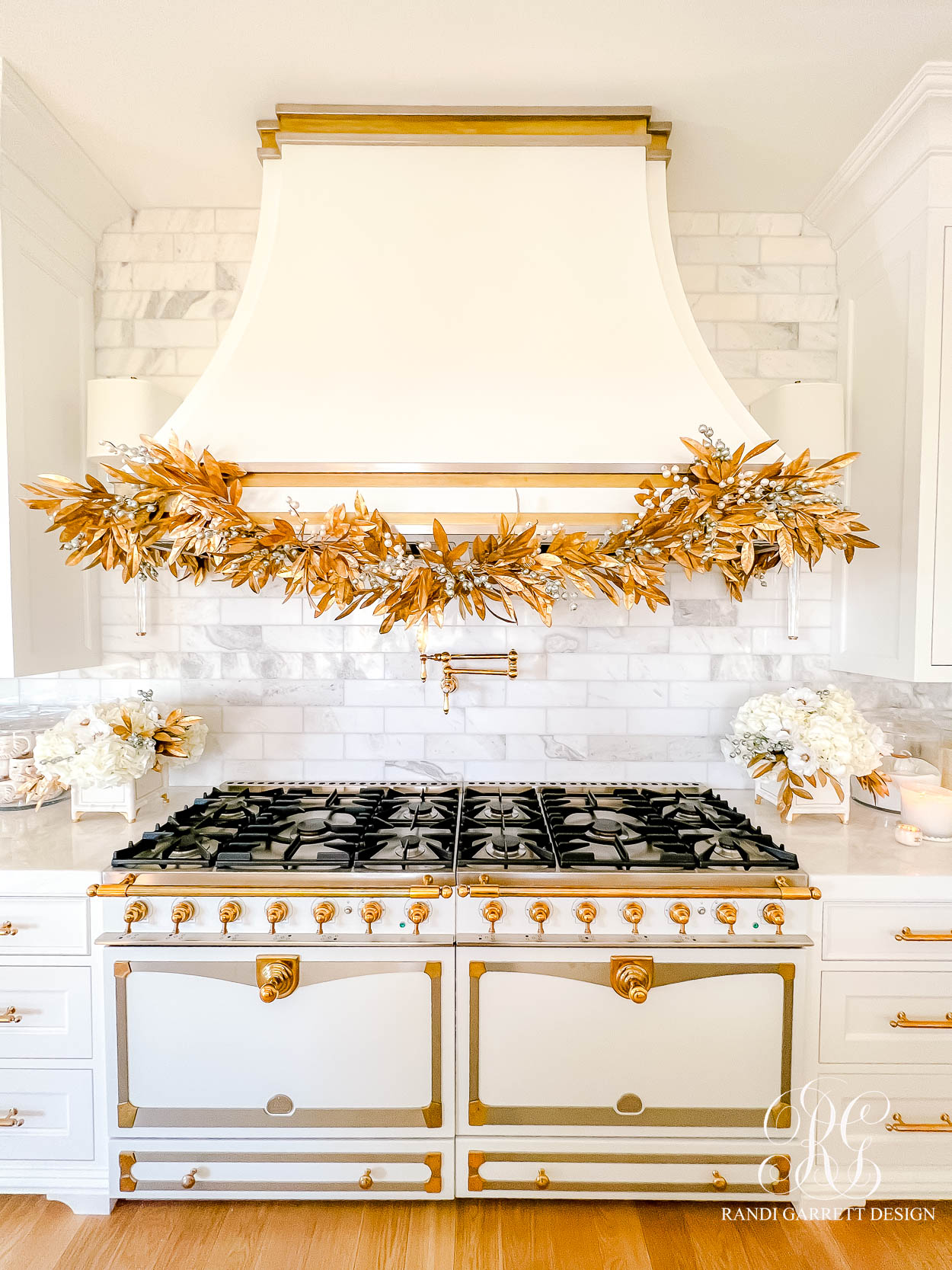 A White and Gold Christmas Kitchen That Shines with Holiday Elegance