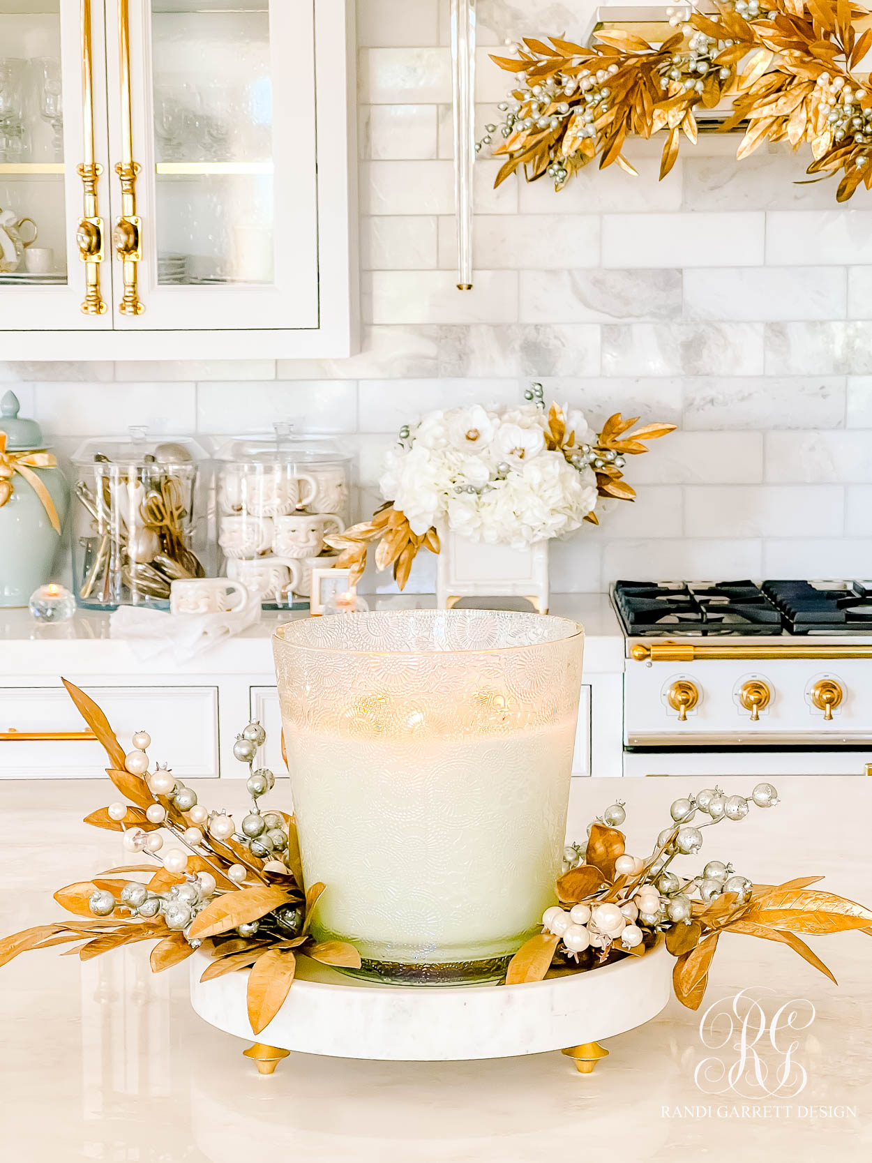 A White and Gold Christmas Kitchen That Shines with Holiday Elegance