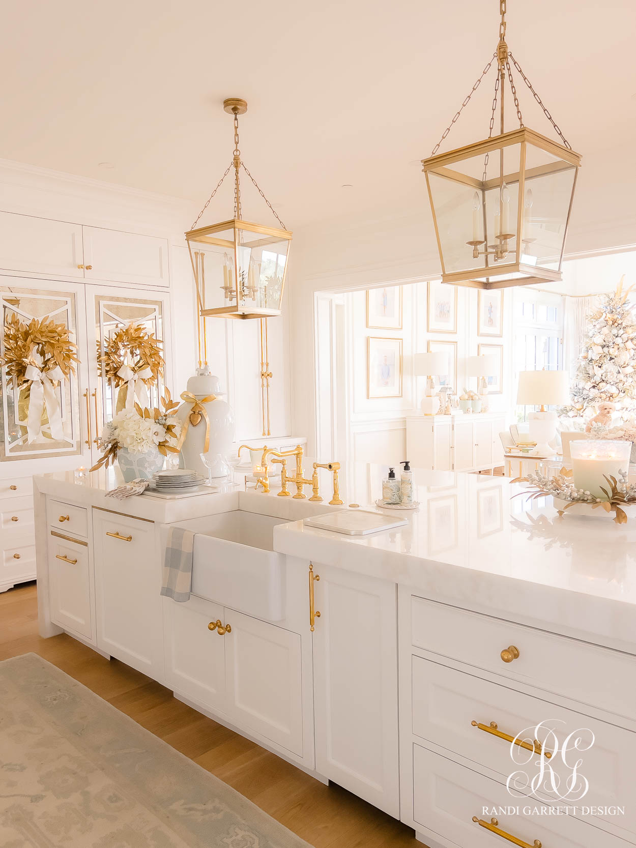 A White and Gold Christmas Kitchen That Shines with Holiday Elegance