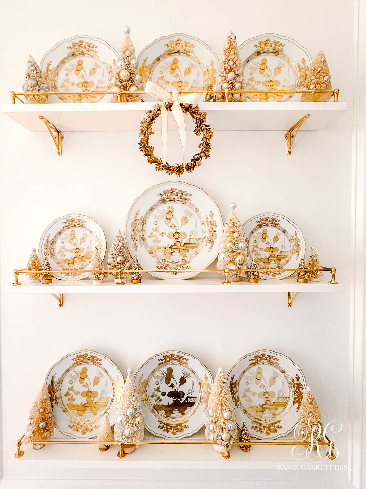 A White and Gold Christmas Kitchen That Shines with Holiday Elegance