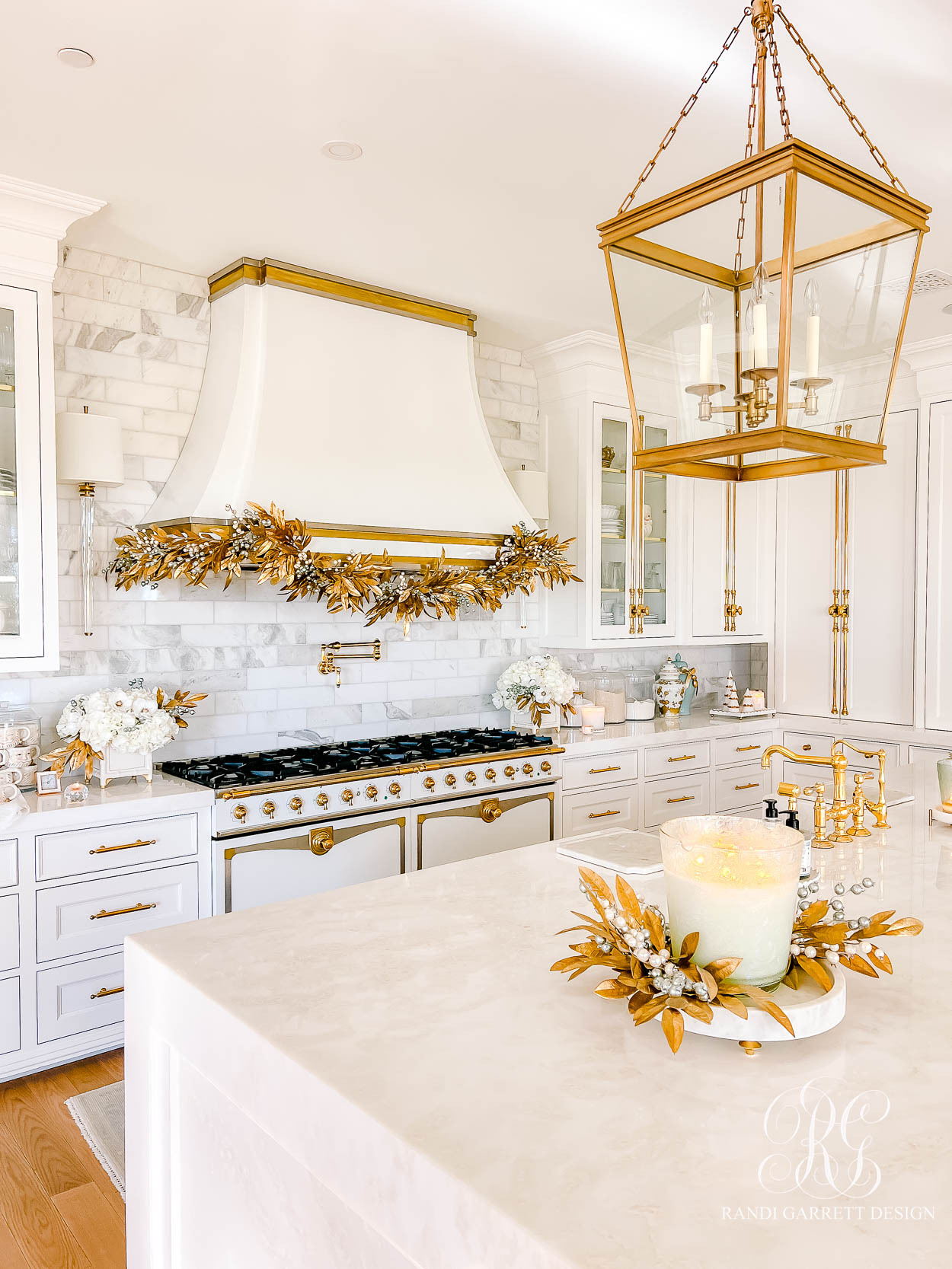 A White and Gold Christmas Kitchen That Shines with Holiday Elegance
