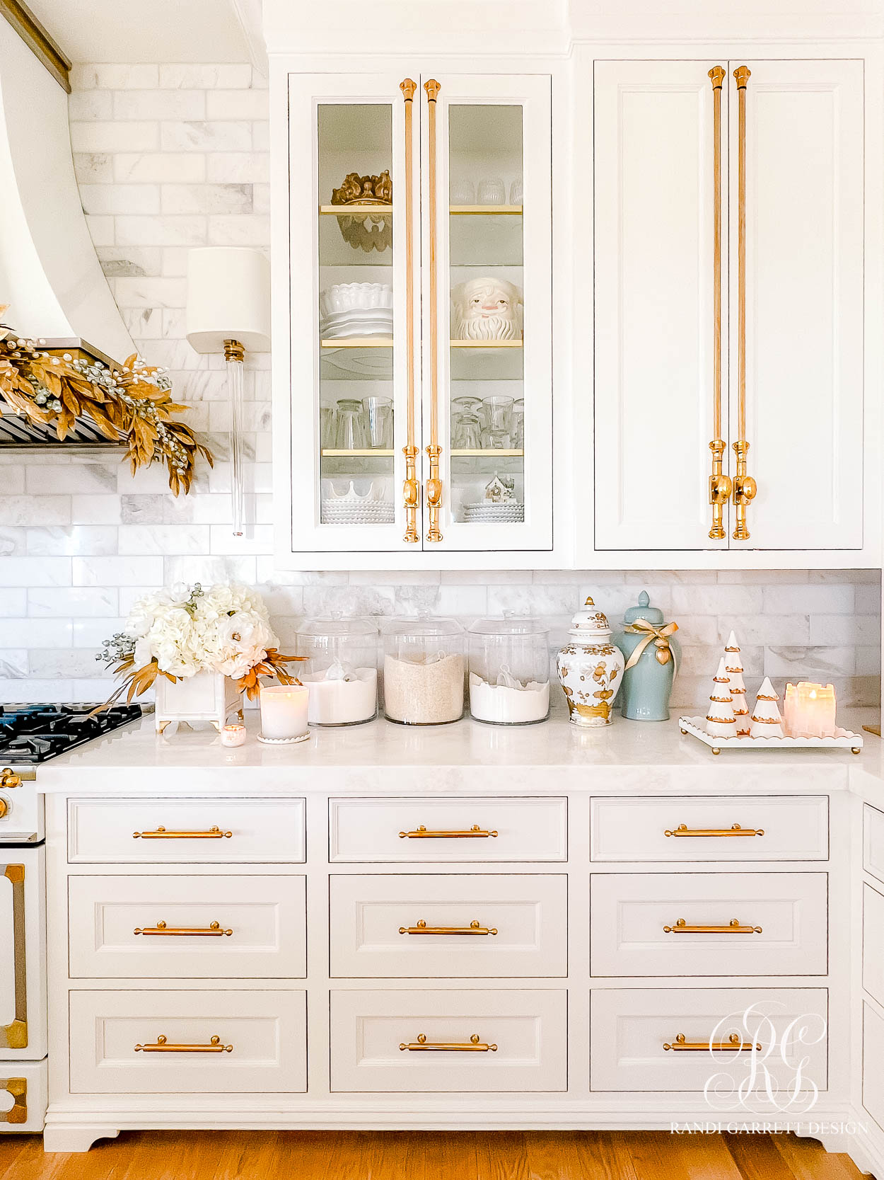 A White and Gold Christmas Kitchen That Shines with Holiday Elegance
