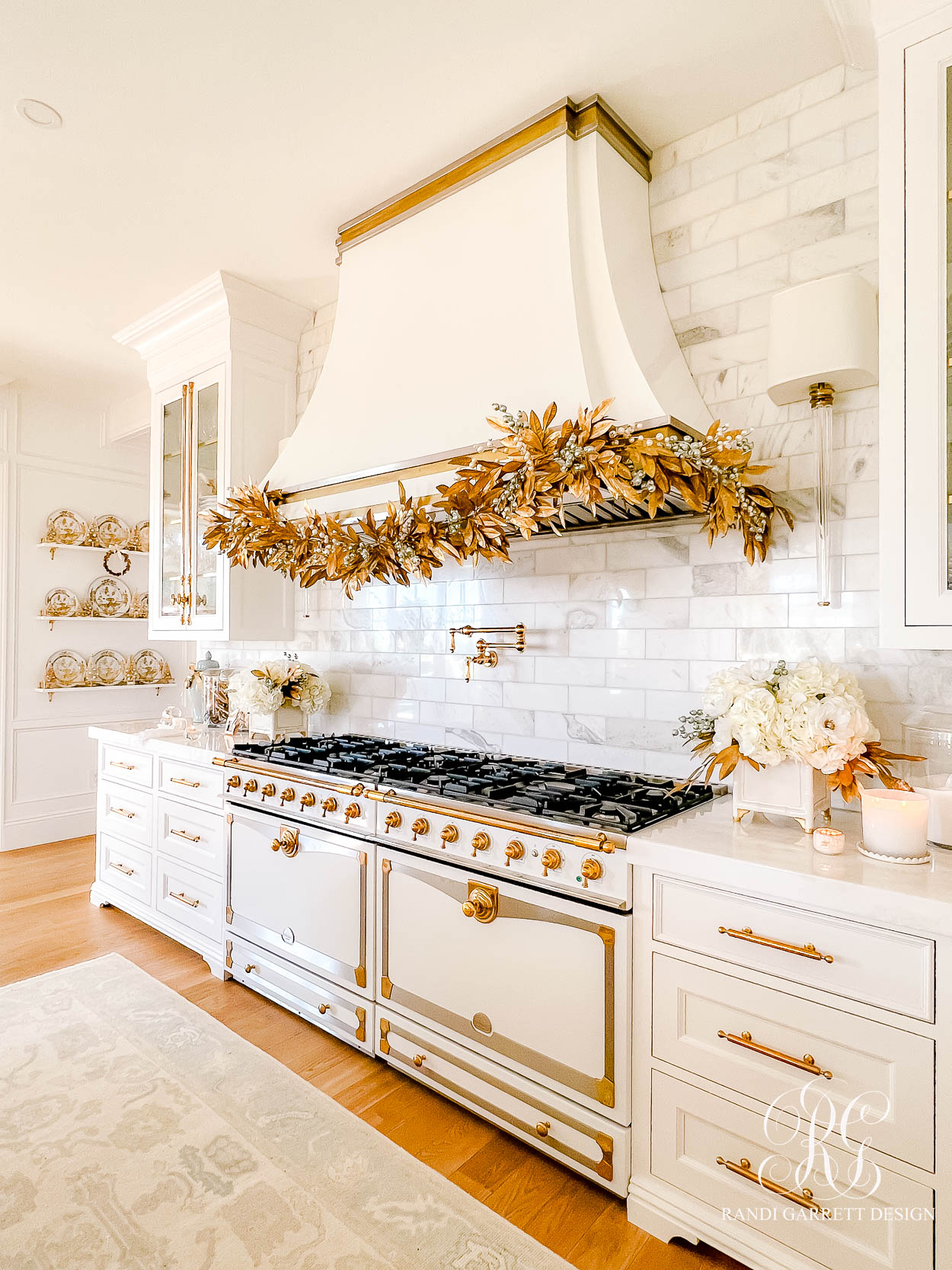 A White and Gold Christmas Kitchen That Shines with Holiday Elegance